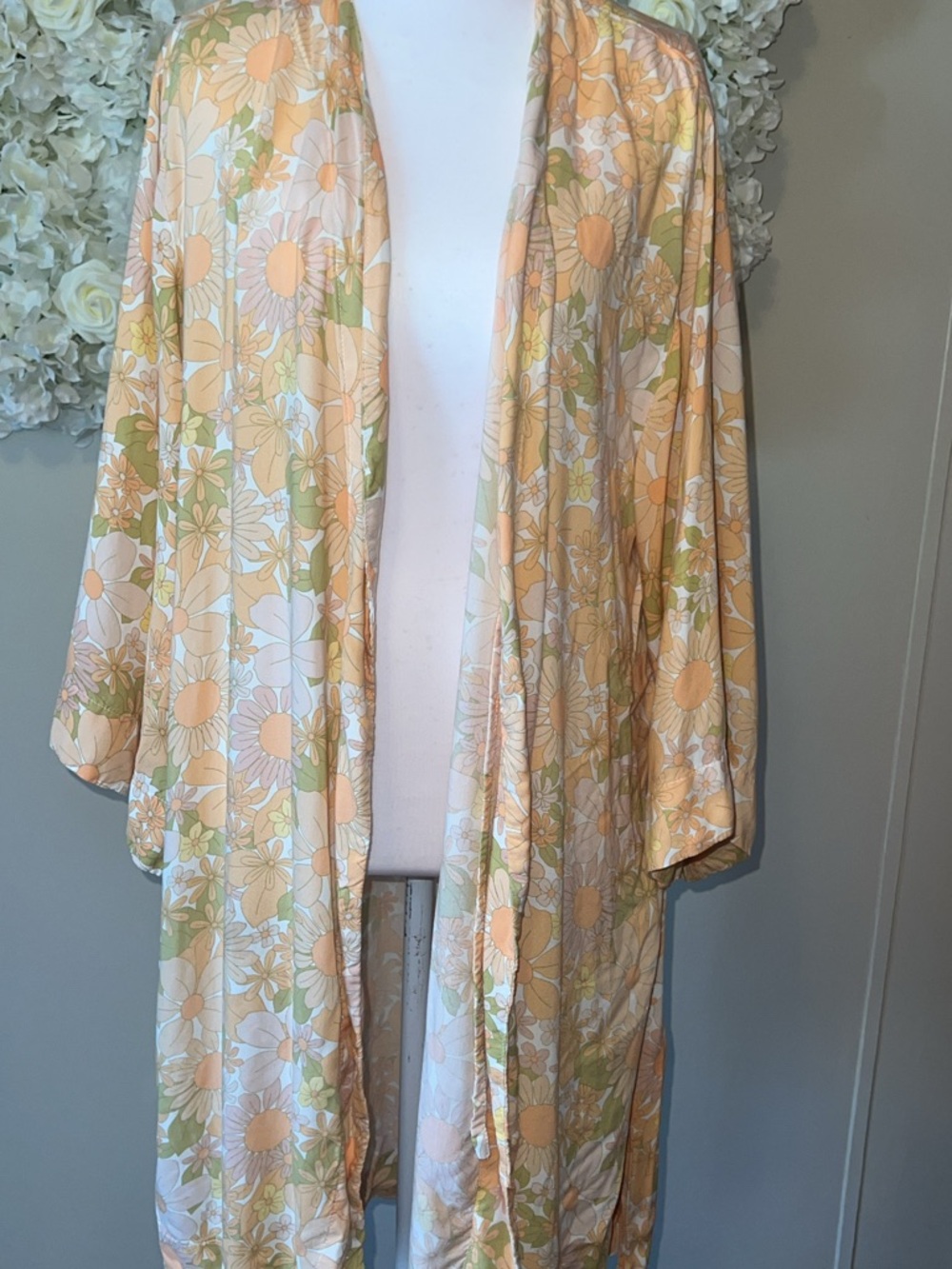 PIYAMA Floral Wrap Duster Robe in Peach, White & Olive Lightweight - Picture 3 of 9